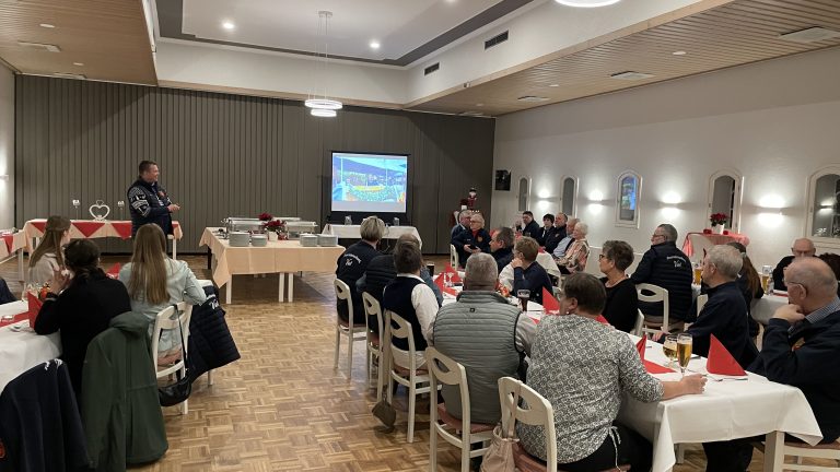 Gemeinsamer Jahresausklang bei der Weihnachtsfeier des Feuerwehrmusikzuges